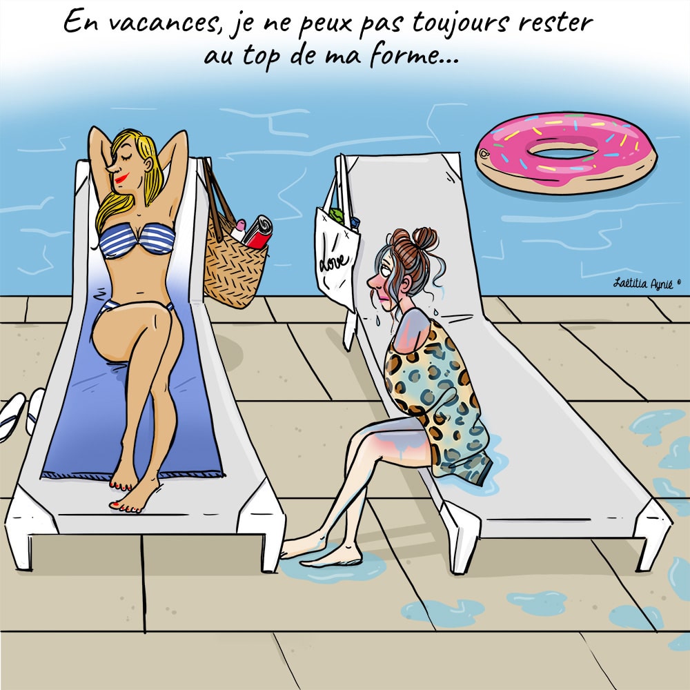 femmes sur des transats à la piscine
